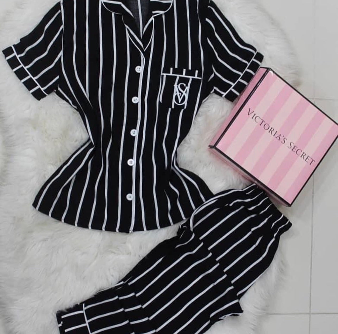 B&W strips pjs sets